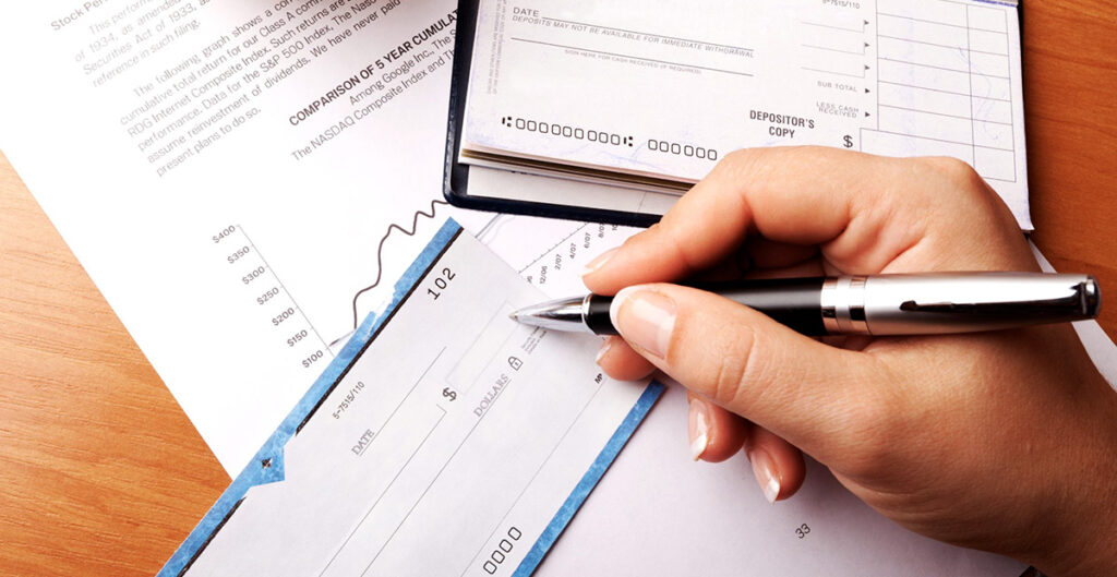 Tikema Consulting. Intesa Sanpaolo, ha cominciato a ritirare uno degli strumenti di pagamento più utilizzati del passato: gli assegni.